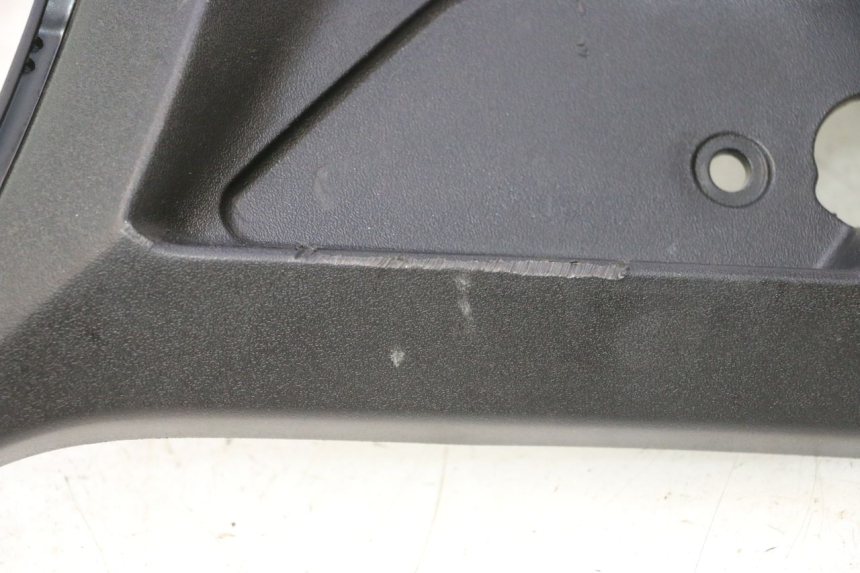 photo de TAMPA DIREITA SOB O ASSENTO PEUGEOT STREETZONE NAKED 2T 50 (2014 - 2018) - Estado da superfície