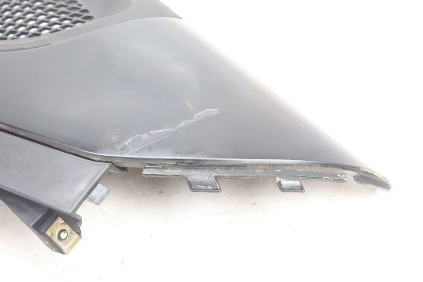 photo de TAMPA DIREITA SOB O ASSENTO KYMCO SUPER 8 2T 50 (2007 - 2013) - Zoom do estado de desgaste