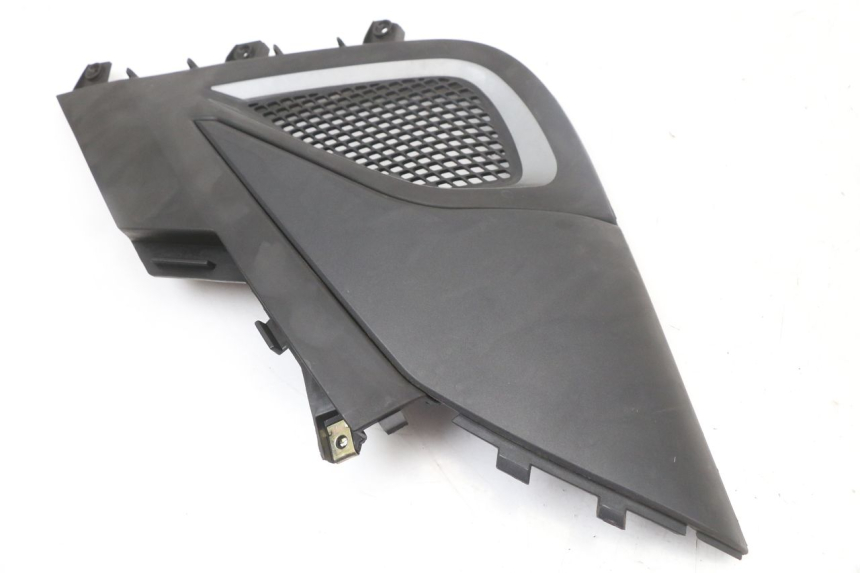 photo de TAMPA LATERAL DIREITA SOB O BANCO KYMCO SUPER 8 4T 50 (2018 - 2020) - Detalhe da peça