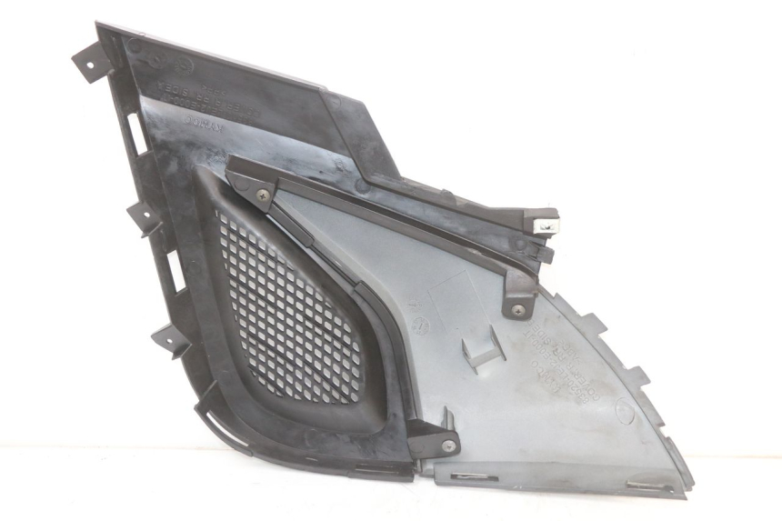 photo de TAMPA LATERAL DIREITA SOB O BANCO KYMCO SUPER 8 4T 50 (2021 - 2024) - Detalhe da peça