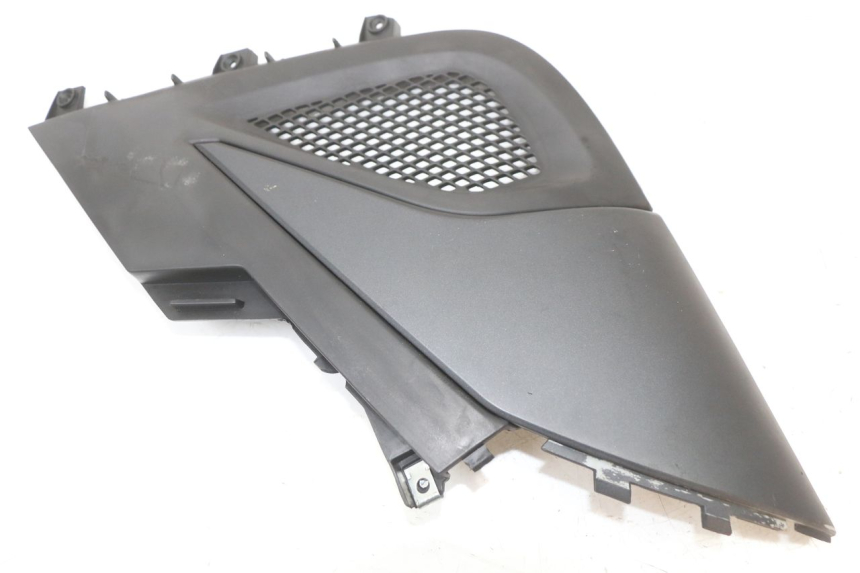 photo de TAMPA LATERAL DIREITA SOB O BANCO KYMCO SUPER 8 4T 50 (2021 - 2024) - Zoom do estado de desgaste