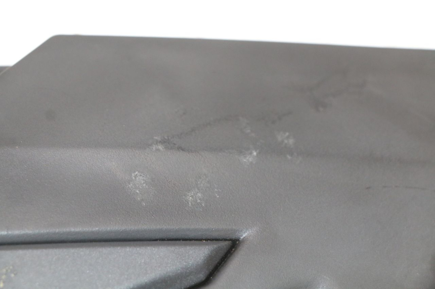 photo de TAMPA LATERAL DIREITA SOB O BANCO KYMCO SUPER 8 4T 50 (2021 - 2024) - Pontos de fixação