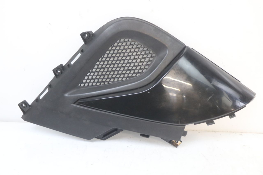 photo de TAMPA LATERAL DIREITA SOB O BANCO KYMCO SUPER 8 125 (2008 - 2015) - Detalhe da peça