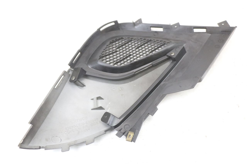 photo de TAMPA LATERAL DIREITA SOB O BANCO KYMCO SUPER 8 125 (2008 - 2015) - Zoom do estado de desgaste