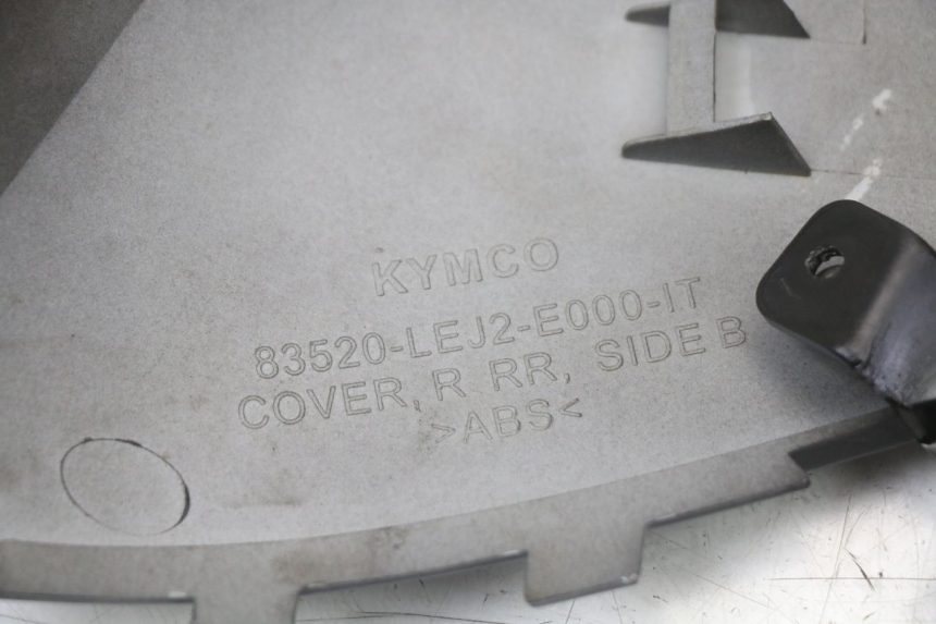 photo de TAMPA LATERAL DIREITA SOB O BANCO KYMCO SUPER 8 125 (2008 - 2015) - Ampliação técnica