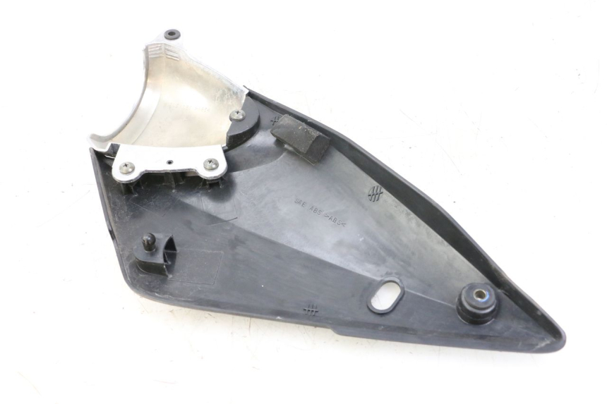 photo de TAMPA LATERAL DIREITA SOB O BANCO SUZUKI GSF S BANDIT 600 (2000 - 2004) - Detalhe da peça