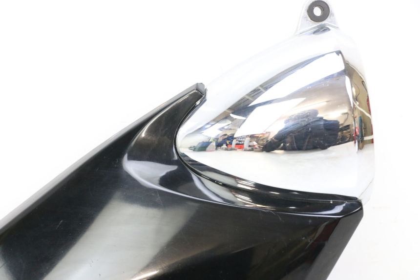photo de TAMPA LATERAL DIREITA SOB O BANCO SUZUKI GSF S BANDIT 600 (2000 - 2004) - Pontos de fixação