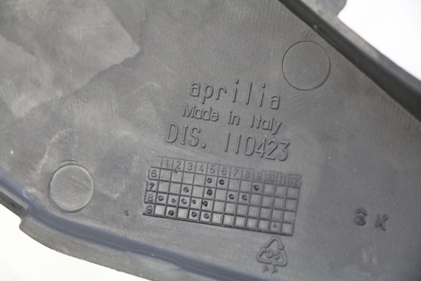 photo de TAMPA LATERAL DIREITA SOB O BANCO APRILIA SX 50 (2011 - 2017) - Detalhe da peça