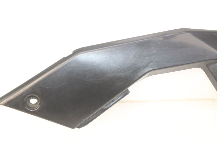 photo de TAMPA LATERAL DIREITA SOB O BANCO APRILIA SX 50 (2011 - 2017) - Ampliação técnica
