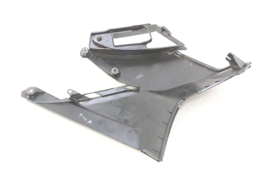 photo de TAMPA LATERAL DIREITA SOB O BANCO APRILIA SXR 50 (2021 - 2023) - Detalhe da peça