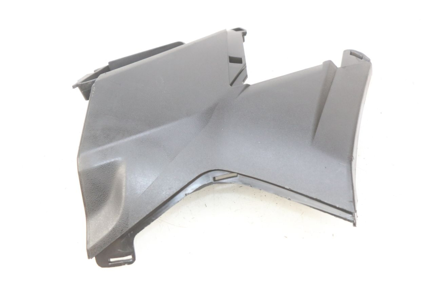photo de TAMPA LATERAL DIREITA SOB O BANCO APRILIA SXR 50 (2021 - 2023) - Outro ângulo de visão