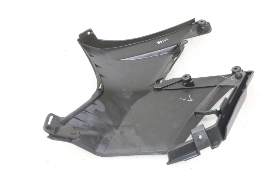 photo de TAMPA LATERAL DIREITA SOB O BANCO APRILIA SXR 50 (2021 - 2023) - Detalhe da peça