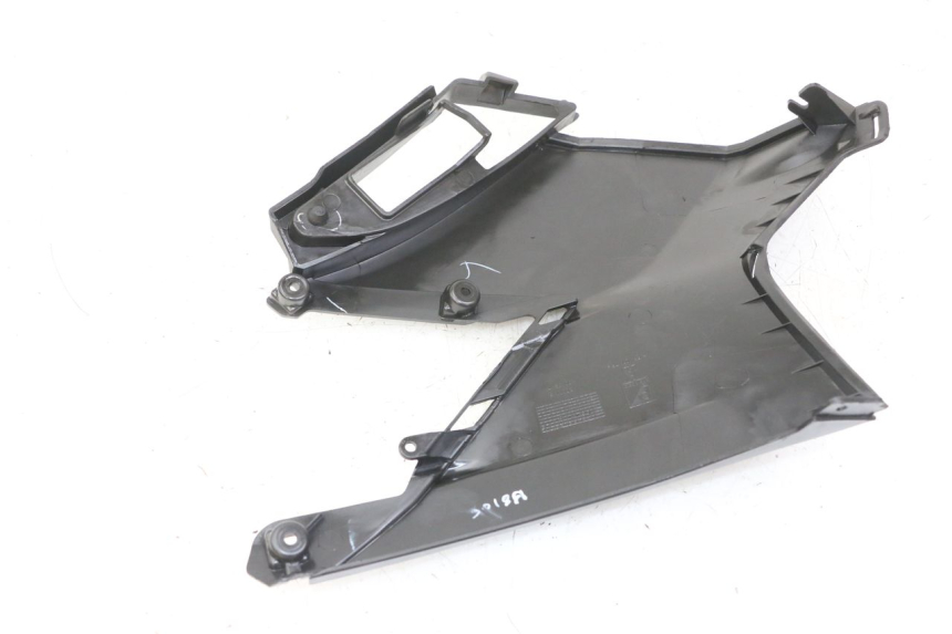photo de TAMPA LATERAL DIREITA SOB O BANCO APRILIA SXR 50 (2021 - 2023) - Outro ângulo de visão