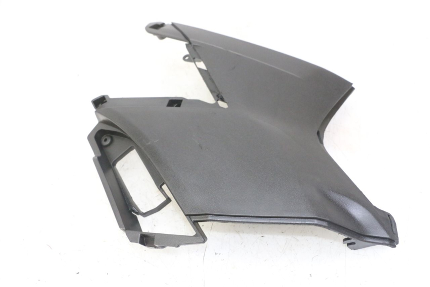 photo de TAMPA LATERAL DIREITA SOB O BANCO APRILIA SXR 50 (2021 - 2023) - Ampliação técnica