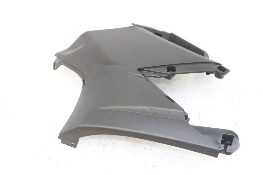 photo de TAMPA LATERAL DIREITA SOB O BANCO APRILIA SXR 50 (2021 - 2023) - Pontos de fixação