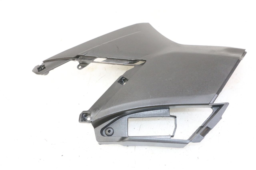 photo de TAMPA LATERAL DIREITA SOB O BANCO APRILIA SXR 50 (2021 - 2023) - Estado da superfície