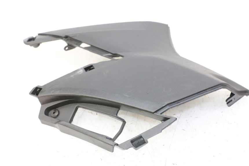 photo de TAMPA LATERAL DIREITA SOB O BANCO APRILIA SXR 50 (2021 - 2023) - Outro ângulo de visão