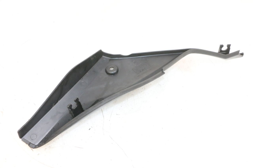 photo de TAMPA LATERAL DIREITA SOBRE O BANCO YAMAHA TZR 50 (2008 - 2016) - Detalhe da peça