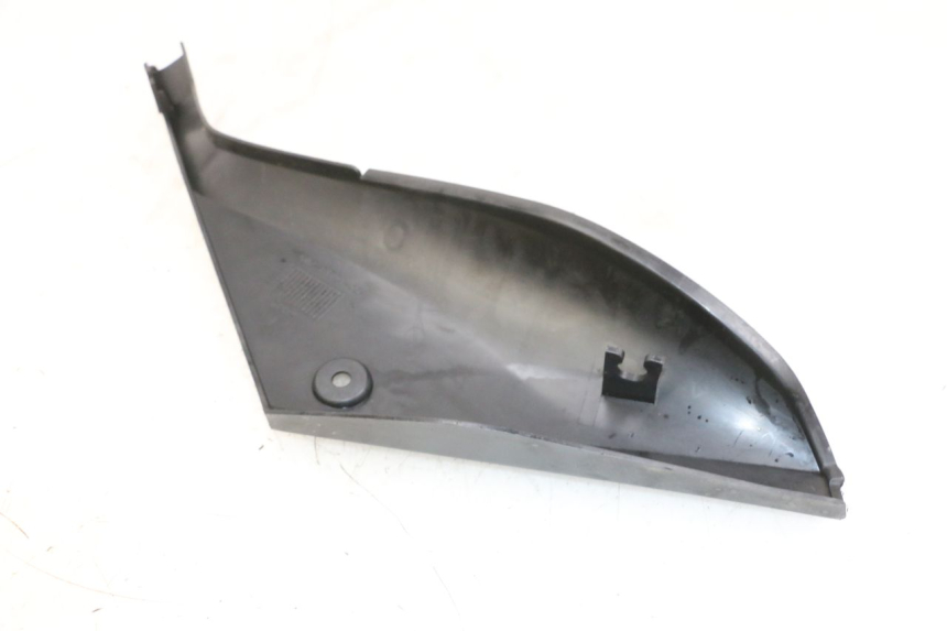 photo de TAMPA LATERAL DIREITA SOBRE O BANCO YAMAHA TZR 50 (2008 - 2016) - Zoom do estado de desgaste