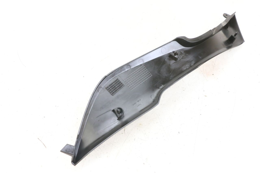 photo de TAMPA LATERAL DIREITA SOB O BANCO KAWASAKI VERSYS ABS 650 (2015 - 2018) - Detalhe da peça
