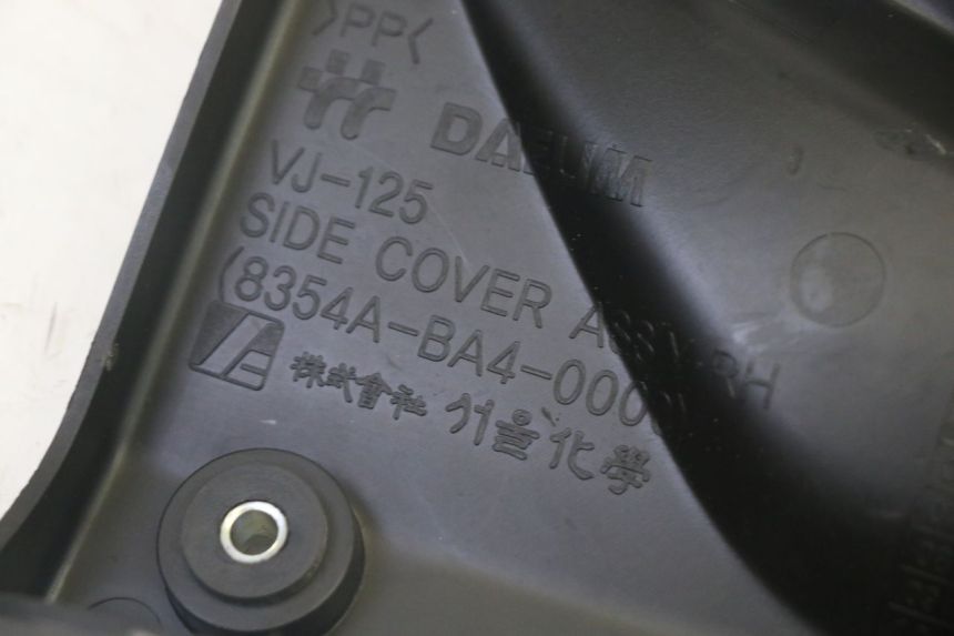 photo de TAMPA LATERAL DIREITA SOB O BANCO DAELIM VJ ROADWIN FI 125 (2008 - 2017) - Ampliação técnica