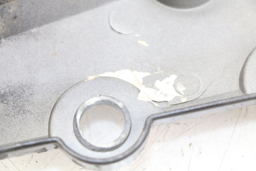 photo de TAMPA LATERAL DIREITA SOB O BANCO SYM WOLF SB 125 (2011 - 2018) - Detalhe da peça