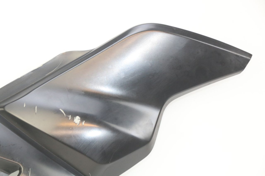 photo de TAMPA LATERAL DIREITA SOB O BANCO SYM WOLF SB 125 (2011 - 2018) - Detalhes característicos