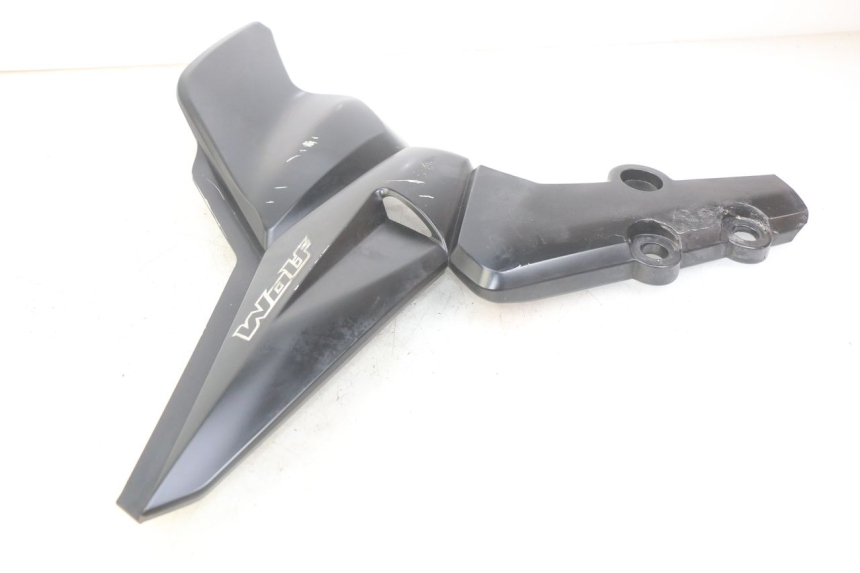 photo de TAMPA LATERAL DIREITA SOB O BANCO SYM WOLF SB 125 (2011 - 2018) - Pontos de fixação