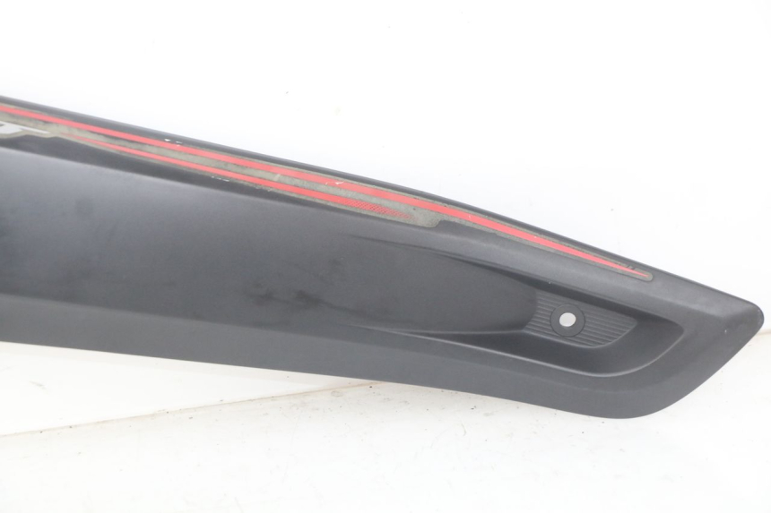 photo de TAMPA LATERAL DIREITA SOBRE O BANCO YAMAHA X-MAX XMAX 125 (2010 - 2013) - Detalhes característicos