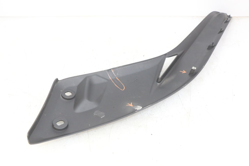 photo de TAMPA LATERAL DIREITA SOBRE O BANCO YAMAHA X-MAX XMAX 125 (2010 - 2013) - Zoom do estado de desgaste