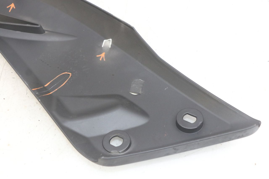 photo de TAMPA LATERAL DIREITA SOBRE O BANCO YAMAHA X-MAX XMAX 125 (2010 - 2013) - Outro ângulo de visão