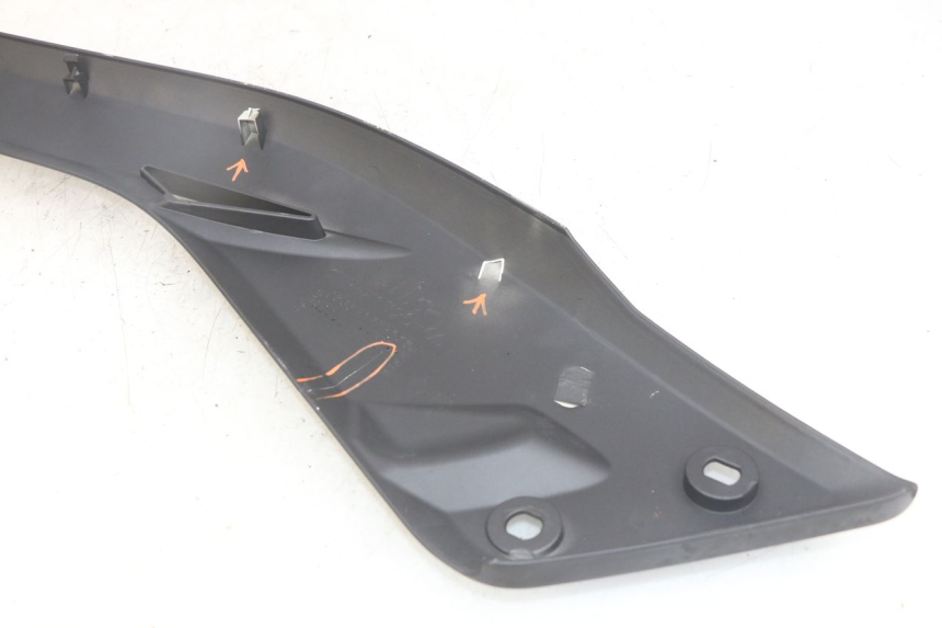 photo de TAMPA LATERAL DIREITA SOBRE O BANCO YAMAHA X-MAX XMAX 125 (2010 - 2013) - Pontos de fixação