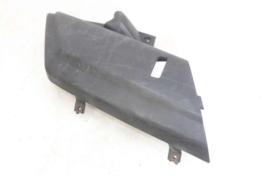 photo de TAMPA LATERAL DIREITA SOB O BANCO YAMAHA X-MAX XMAX 250 (2006 - 2009) - Detalhe da peça