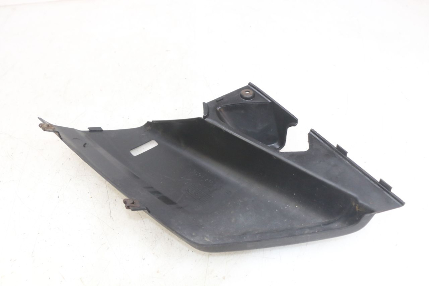 photo de TAMPA LATERAL DIREITA SOB O BANCO YAMAHA X-MAX XMAX 250 (2006 - 2009) - Zoom do estado de desgaste