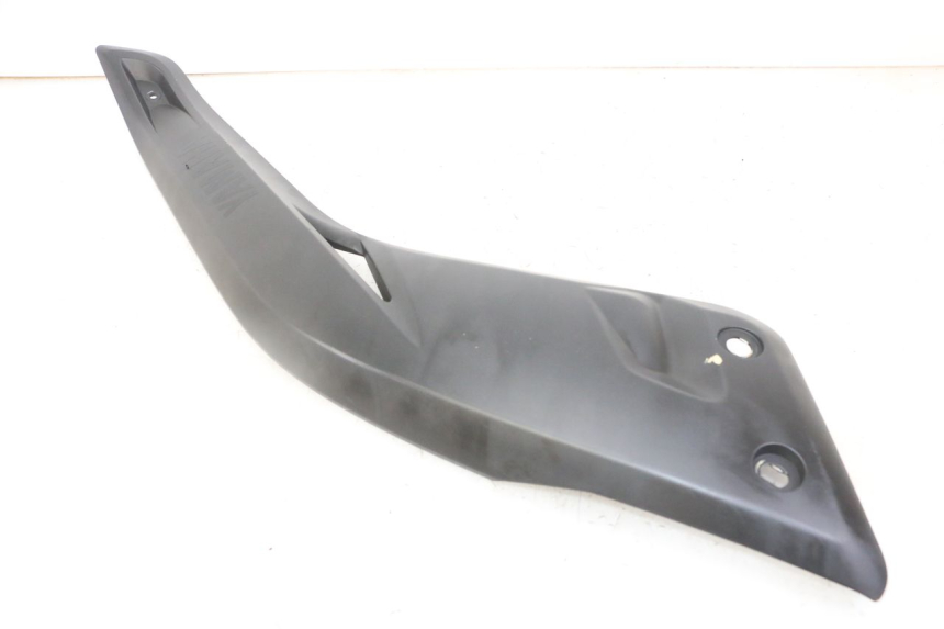 photo de TAMPA LATERAL DIREITA SOBRE O BANCO YAMAHA X-MAX XMAX 125 (2010 - 2013) - Zoom do estado de desgaste