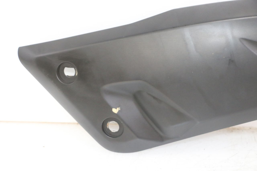 photo de TAMPA LATERAL DIREITA SOBRE O BANCO YAMAHA X-MAX XMAX 125 (2010 - 2013) - Estado da superfície