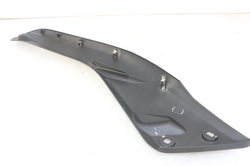 photo de TAMPA LATERAL DIREITA SOBRE O BANCO YAMAHA X-MAX XMAX 125 (2010 - 2013) - Peça verificada