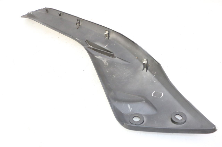 photo de TAMPA LATERAL DIREITA SOBRE O BANCO YAMAHA X-MAX XMAX 125 (2010 - 2013) - Detalhe da peça