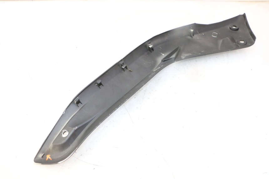 photo de TAMPA LATERAL DIREITA SOBRE O BANCO YAMAHA X-MAX XMAX 125 (2010 - 2013) - Zoom do estado de desgaste