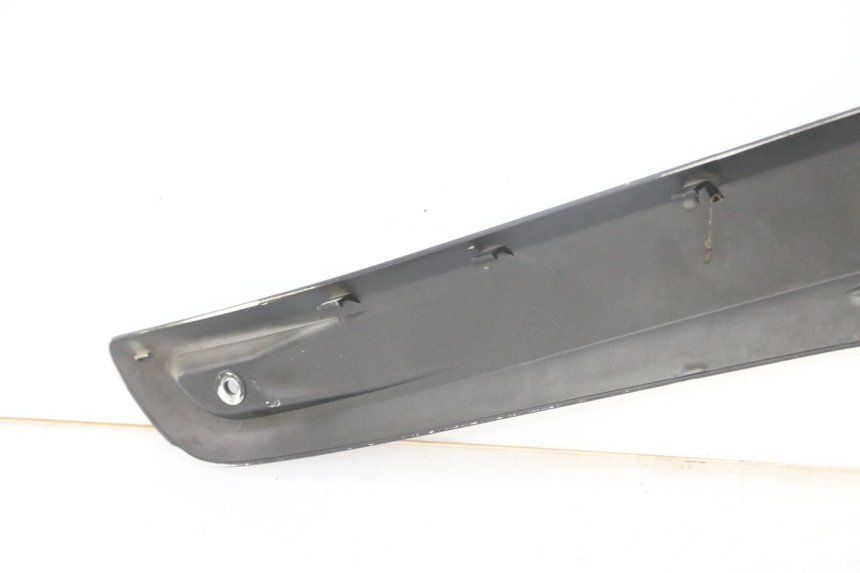 photo de TAMPA LATERAL DIREITA SOBRE O BANCO YAMAHA X-MAX XMAX 125 (2010 - 2013) - Ampliação técnica