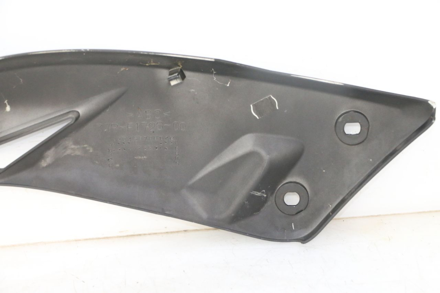 photo de TAMPA LATERAL DIREITA SOBRE O BANCO YAMAHA X-MAX XMAX 125 (2010 - 2013) - Pontos de fixação