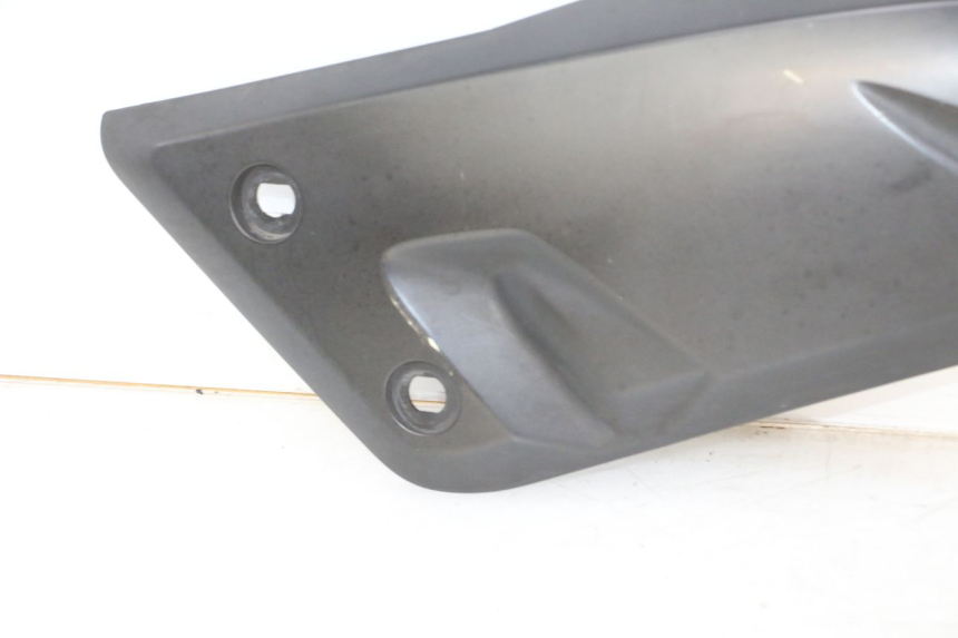 photo de TAMPA LATERAL DIREITA SOBRE O BANCO YAMAHA X-MAX XMAX 125 (2010 - 2013) - Estado da superfície