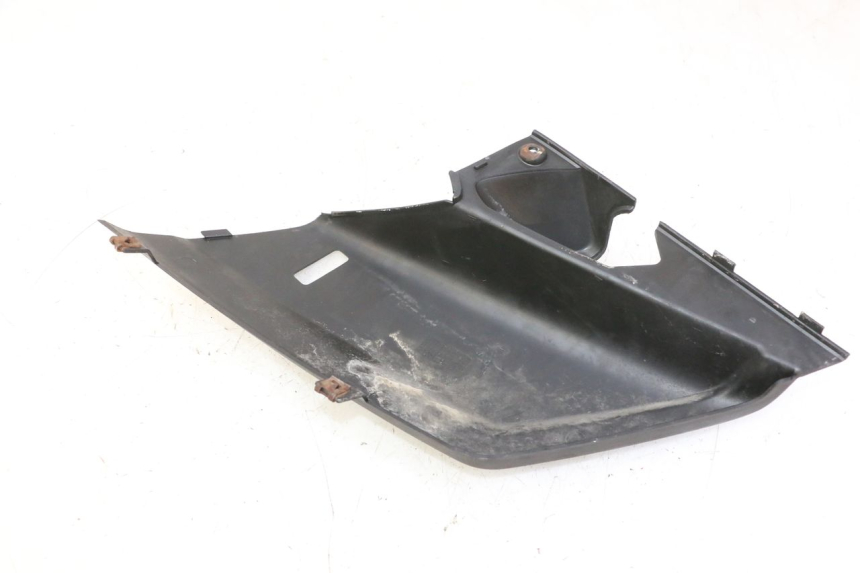 photo de TAMPA LATERAL DIREITA SOB O BANCO YAMAHA X-MAX XMAX 250 (2006 - 2009) - Zoom do estado de desgaste