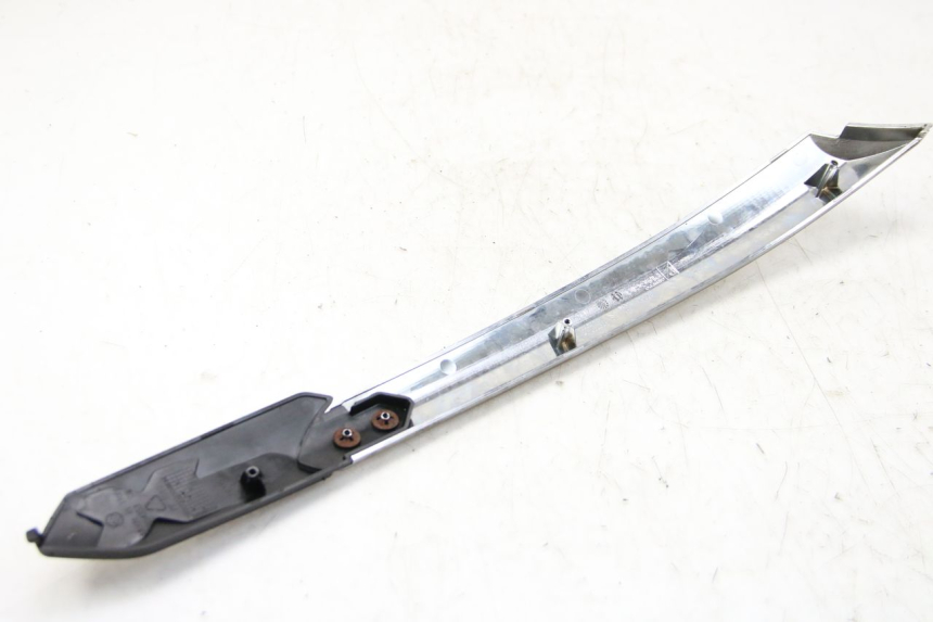 photo de TAMPA LATERAL DIREITA SOBRE O BANCO PIAGGIO XEVO - X EVO 125 (2007 - 2017) - Detalhe da peça