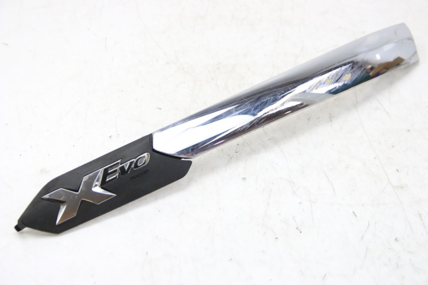 photo de TAMPA LATERAL DIREITA SOBRE O BANCO PIAGGIO XEVO - X EVO 125 (2007 - 2017) - Outro ângulo de visão