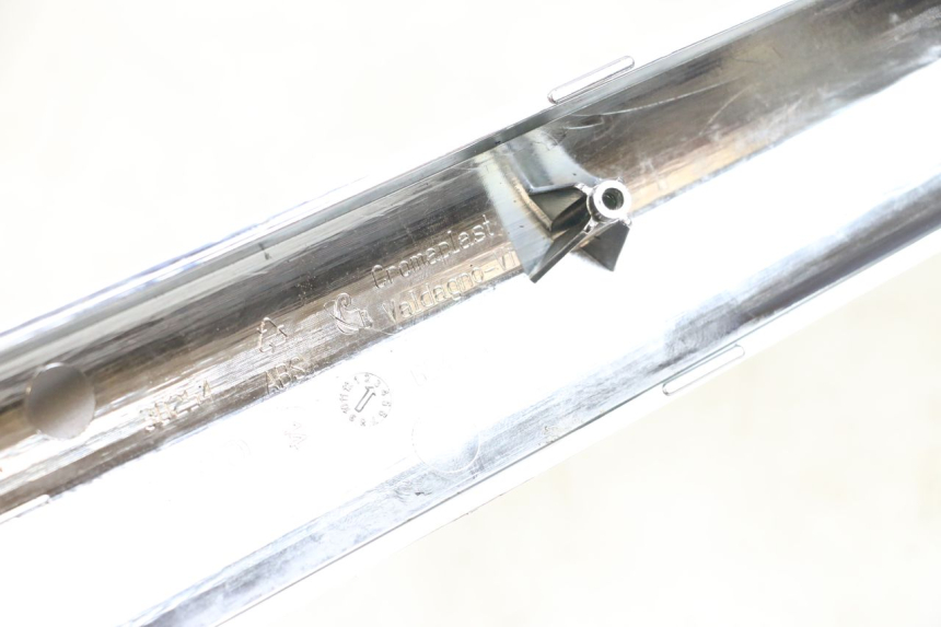 photo de TAMPA LATERAL DIREITA SOBRE O BANCO PIAGGIO XEVO - X EVO 125 (2007 - 2017) - Detalhe da peça