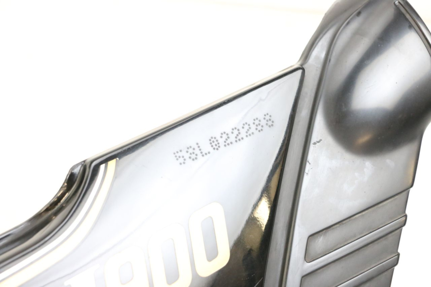 photo de TAMPA LATERAL DIREITA SOBRE O BANCO YAMAHA XJ F 900 (1983 - 1994) - Detalhe da peça