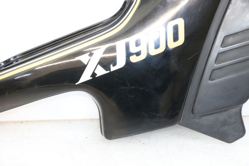 photo de TAMPA LATERAL DIREITA SOBRE O BANCO YAMAHA XJ F 900 (1983 - 1994) - Estado da superfície
