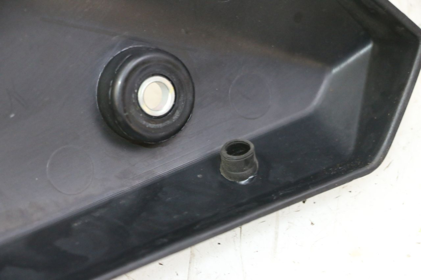 photo de TAMPA DEBAIXO DO BANCO DIREITA YAMAHA XJ6 ABS 600 (2008 - 2016) - Detalhe da peça