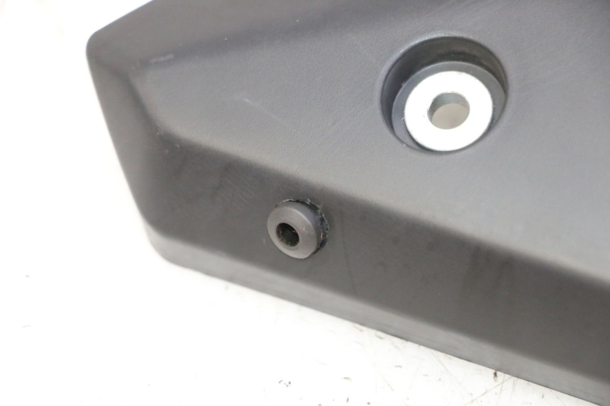 photo de TAMPA DEBAIXO DO BANCO DIREITA YAMAHA XJ6 ABS 600 (2008 - 2016) - Zoom do estado de desgaste